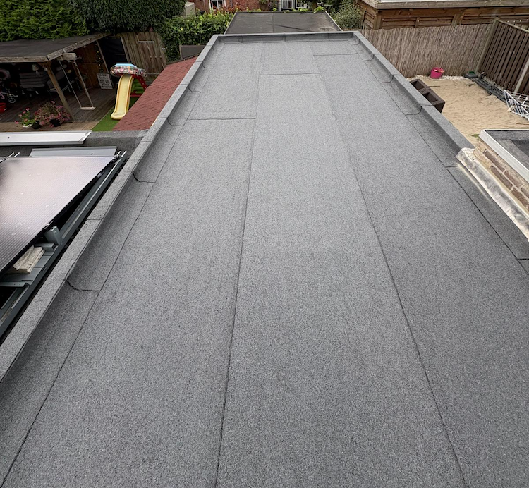 Bitumen plat dak bedekking in Nijverdal
